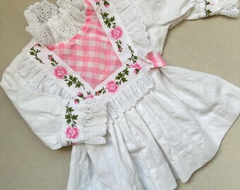 Vestido vintage para bebé: encaje floral blanco de los años 70, cuadros vichy rosas - Talla 12 M
