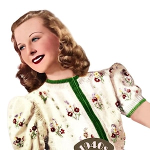 Può includere: Un modello di maglia vintage per un cardigan bianco con bordini verdi e ricami floreali. Il modello è degli anni '40 e si intitola "The Workbasket Vintage Patterns".