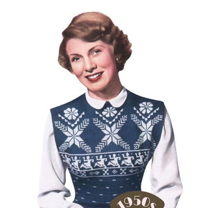 Peut inclure: Une femme portant une blouse blanche et un gilet bleu tricoté avec un motif de flocons de neige blancs. Le gilet a un col rond et est sans manches. La femme sourit et regarde la caméra. L'image est de The Workbasket, une entreprise de modèles vintage.