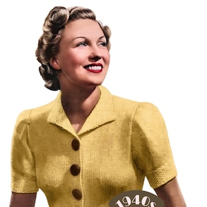 Könnte beinhalten: Ein gelbes Strickoberteil im Vintage-Stil mit kurzen Ärmeln und großen braunen Knöpfen. Das Oberteil hat einen Kragen und eine taillierte Silhouette. Das Bild enthält den Text "1940s THE WORKBASKET Vintage Patterns".