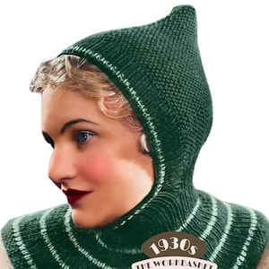 Può includere: Un modello di maglia vintage per un collo con cappuccio verde con strisce bianche. Il modello è intitolato "1930s The Workbasket Vintage Patterns".