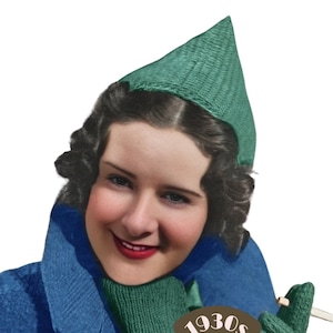 Może przedstawiać: Kobieta w zielonym wełnianym kapeluszu, niebieskim płaszczu i zielonych rękawiczkach. Kapelusz jest spiczasty, a rękawiczki bez palców. Obraz zawiera tekst "1930s THE WORKBASKET Vintage Patterns" w brązowym kolorze.