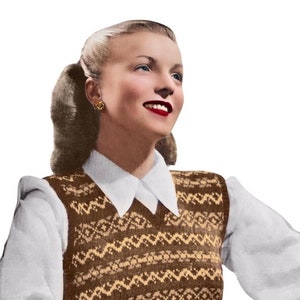 Peut inclure: Image vintage d'une femme portant un gilet sans manches à motifs marron et beige sur une chemise blanche à col. L'image comprend le texte "1940s THE WORKBASKET Vintage Patterns". La femme a les cheveux blonds et sourit.