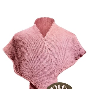 Puede incluir: Un chal de punto rosa con un borde festoneado. El chal está doblado por la mitad y colocado plano sobre un fondo blanco. El texto "1900s THE WORKBASKET Vintage Patterns" está impreso en la esquina inferior derecha de la imagen.