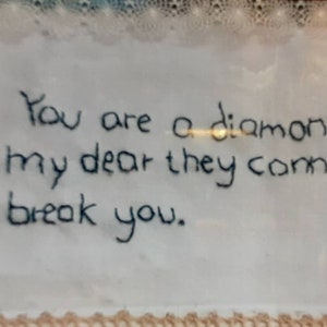 Une carte de vœux en anglais avec la citation "You are a diamond my dear they cannot break you".