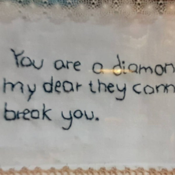 Une carte de vœux en anglais avec la citation "You are a diamond my dear they cannot break you".