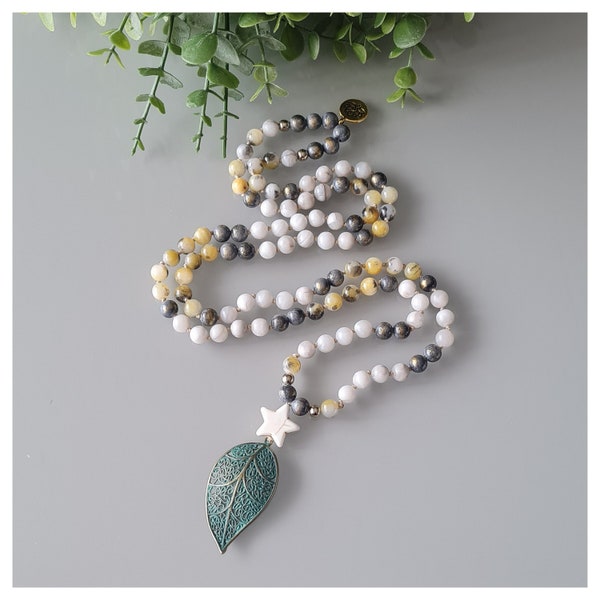 Collier Mala en perles agate blanche, jade perse jaune et jade noir teinté or. Pendentif étoile et feuille.