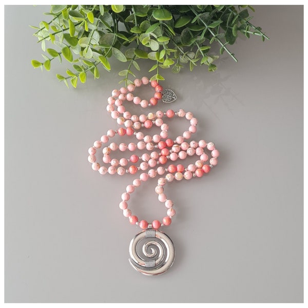 Collier Mala en perle rose claire howlite et jaspe rose or. 108 perles.