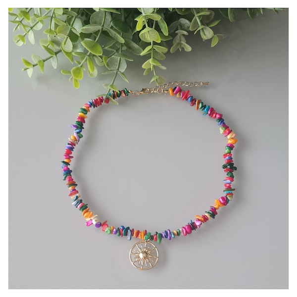 Collier en pierres Agate multicolore et son pendentif soleil.