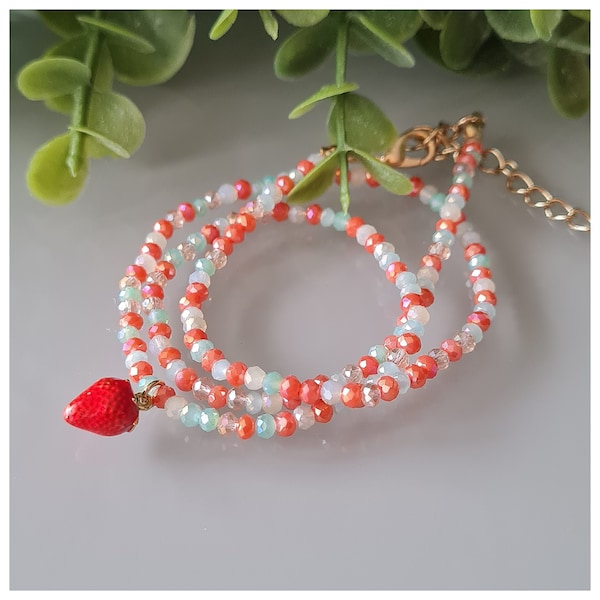 Collier fin en perles de verre de cristal et son pendentif fraise.