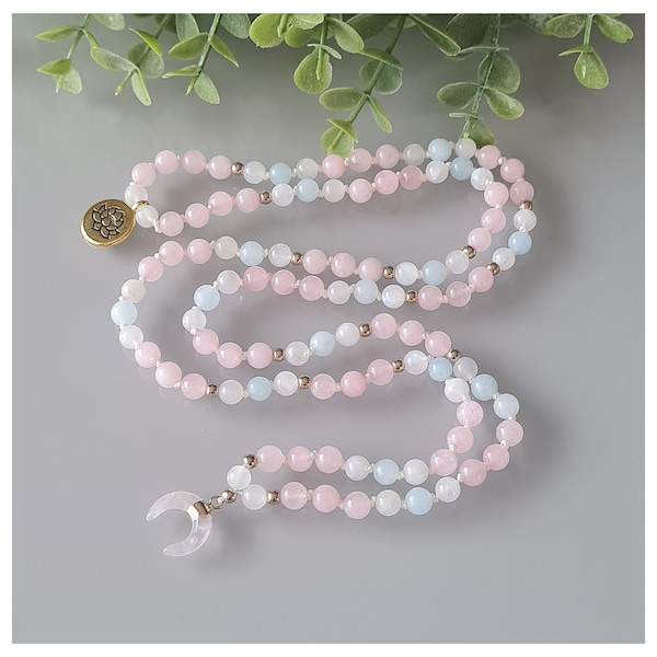 Collier Mala en perles quartz rose, pierre de lune et aigue-marine. 108 perles de 6mm. Pendentif lune en quartz rose.