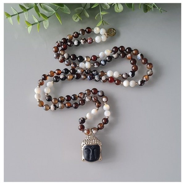 Collier Mala en perles d'agate et nacre. Pendentif Bouddha en obsidienne noire. 108 perles.