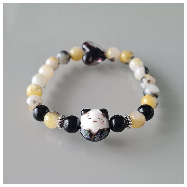 Bracelet chat porte bonheur Maneki-neko noir. Perles en Obsidienne Noire, jade perse jaune, coeur en verre soufllé et chat en porcelaine.