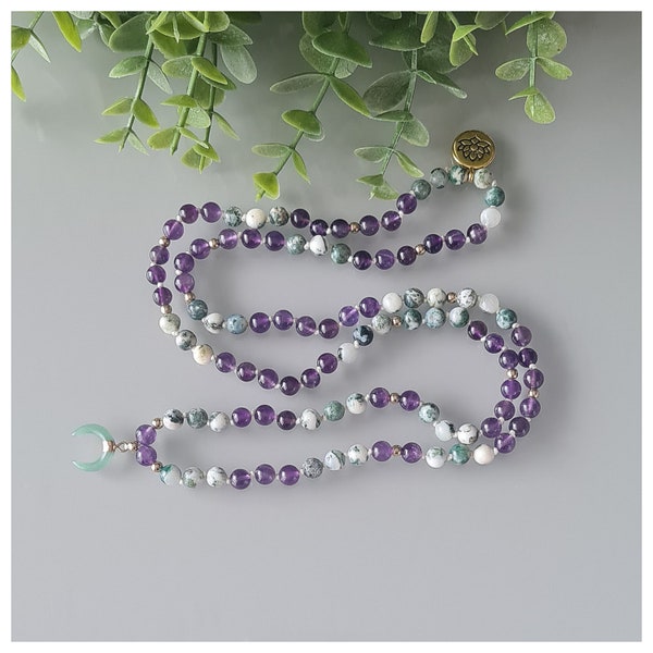 Collier Mala en perles agate arbre et améthyste. 108 perles de 6mm. Pendentif lune en agate vert.