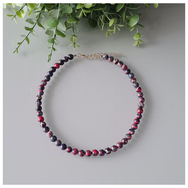 Collier en pierres jaspe impérial rouge.