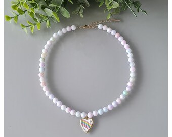 Collier en perles acrylique sirène et son pendentif coeur.