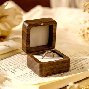 Gepersonaliseerde houten ringdoos, houten ringdoos, ringdoosvoorstel, huwelijksvoorstel, ringdragerdoos, walnootringdoos, aangepaste gegraveerde ringdoos