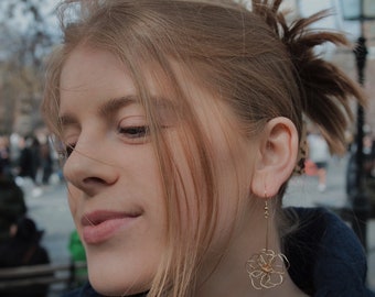 Małe złote kolczyki z podwójnym kwiatkiem