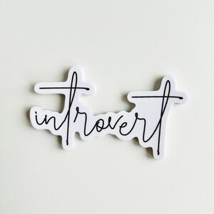 Introverti | 3 pouces de large | Autocollant durable de haute qualité | Pleine conscience | Soins personnels | Acceptation