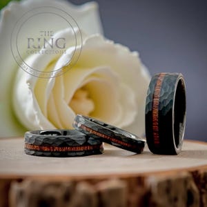 Anillo de compromiso de tungsteno con incrustaciones de madera martillada negra para hombre y mujer, alianza de boda de madera de koa con acabado cepillado negro, 4 mm, 6 mm y 8 mm.