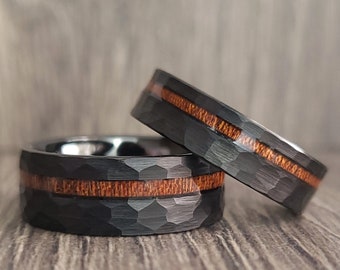 Anillo de tungsteno martillado negro para hombres, banda de boda negra para hombres, anillo de tungsteno negro con incrustaciones de madera, 4 mm, 6 mm, 8 mm, banda de anillo de madera para hombres