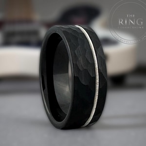 8 mm schwarz gehämmerter Wolfram Ring mit Gitarrensaite, gehämmerter Hochzeitsring für Männer und Frauen, Gitarrensaitenring, Geschenk für Musiker Gitarristen