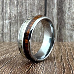 Anello in tungsteno grigio, fascia in argento da 8 mm con intarsi in corno di cervo e legno di koa