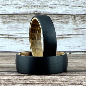 ブラックウイスキーバレルリング、ブラックタングステンリング結婚指輪、メンズ木製プロミスリング、ユニークなメンズ結婚指輪、彼と彼女の婚約指輪