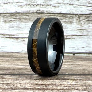 ウィスキー樽リング メンズ レディース、ブラックタングステン ウィスキー樽結婚指輪、木製付きブラック結婚指輪、木製付きブラックリング メンズ レディース