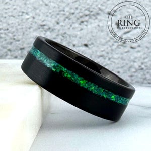 Anel de tungstênio preto com incrustação de opala verde, anel de tungstênio obsidiana preta com opala verde, anel de casamento de opala de tungstênio de 8 mm para homens e mulheres