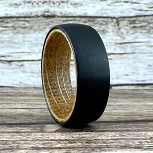 ブラックウイスキーバレルリング、ブラックタングステンリング結婚指輪、メンズ木製プロミスリング、ユニークなメンズ結婚指輪、彼と彼女の婚約指輪