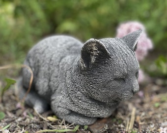 Estatua de gato durmiendo de hormigón: Monumento a los gatitos en piedra fundida a mano