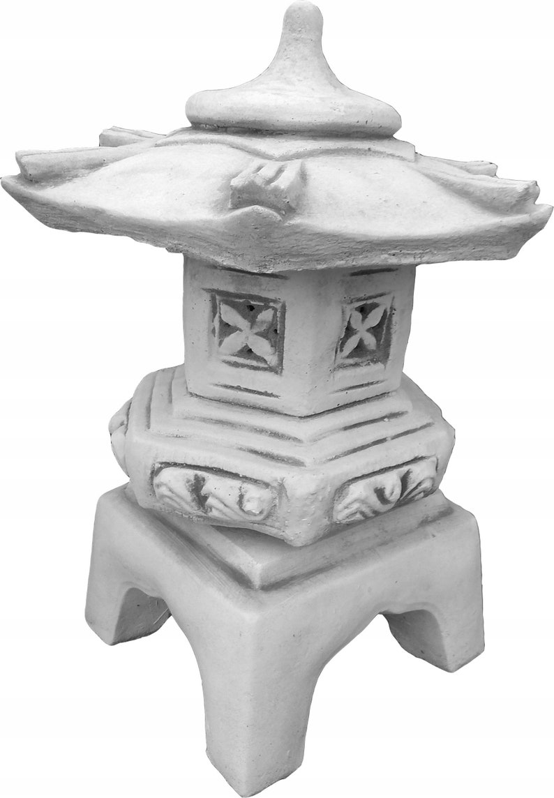 Puede incluir: Linterna de pagoda de hormig&oacute;n blanco con una base cuadrada y un techo decorativo. La linterna tiene tallas intrincadas y un dise&ntilde;o asi&aacute;tico tradicional.