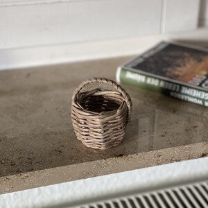 Handgemaakt mini-mandje van riet | Rustieke boho opbergmand (7 cm)