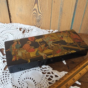 Ancien plumier en carton boulli mise en scène asiatique
