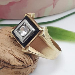 Magnificent and imposing signet ring in 9k gold with its zirconium and onyx stones