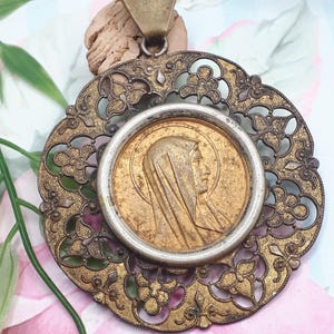 Large religious cradle medal in gilded metal representing my holy virgin art nouveau