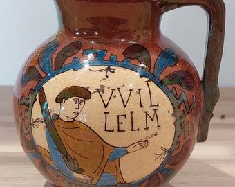Vase terre cuite émailllée Guillaume le conquérant, inspiré des tapisseries de Bayeux. Desmant A Subles.