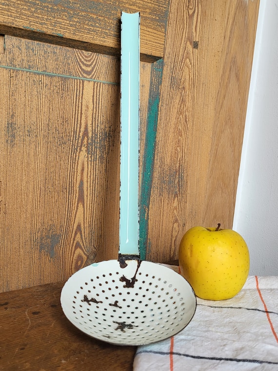 Écumoire Ancienne En Fer émaillé Jaune Années 40-50 - Longueur 34 Cm - Décoration Vintage