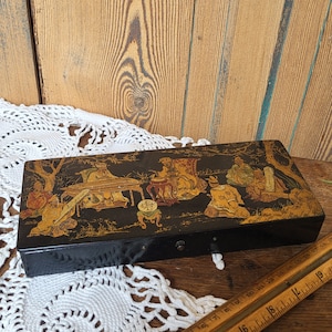 Ancien plumier en carton boulli mise en scène asiatique