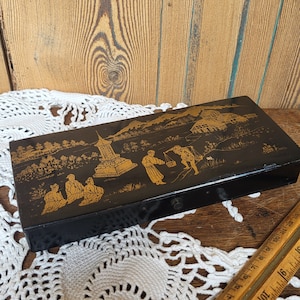 Ancien plumier en carton boulli mise en scène asiatique