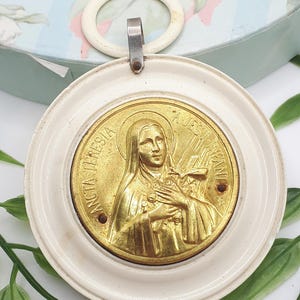 Large religious resin cradle medal of Saint Therese of the Child Jesus