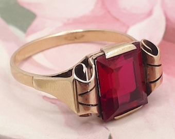 Magnificent art deco tank ring in 9k gold set with a red stone, antique French jewelry