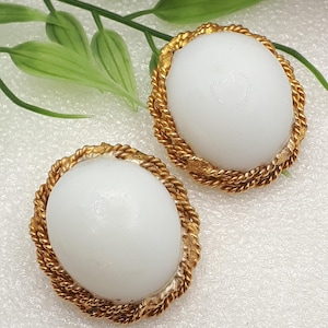 Magnificent pair of authentic vintage CHANEL clips, gold-plated, centered with a white glass paste pearl, signed Chanel on the back of the earrings