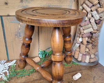 Alter Holzhocker, Melkschemel, Pflanzenablage, antiker Hocker, rustikal