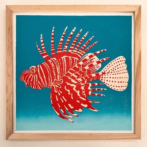 Handgemachter Linoldruck von einem Feuerfisch, Original Linolschnitt japanisch inspiriert