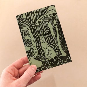 Original Linoldruck, Klappkarte mit Kuvert, Hase im Wald, handgedruckte Postkarte, grün