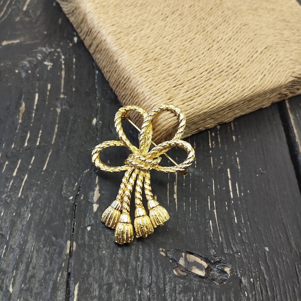 Vintage  Weingeroff gold tone brooch. Rope knot with tassels brooch.