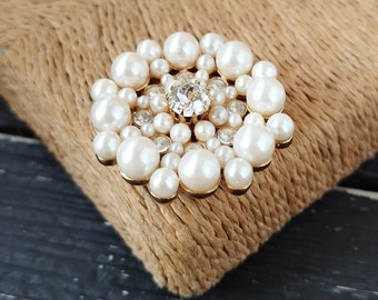 Vintage AVON faux pearl rhinestone circle brooch pendant gold tone metal