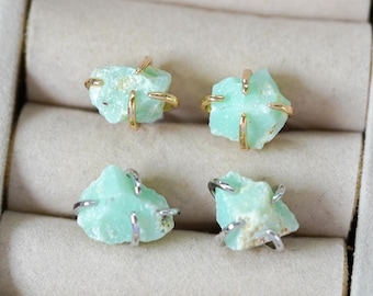 Ruwe smaragdoorbellen, edelsteenoorbellen, mei geboortesteen sieraden, groene oorbellen, zilveren oorbel, gouden steker, kristallen sieraden, geschenken